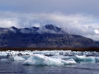 Eisberge treiben im Jökulsárlón am Boot vorbei